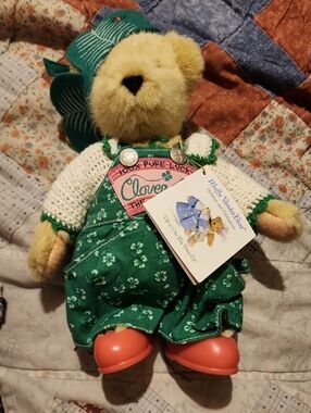 Muffy VanderBear All Over Clover The Shamrock Collection Bear Plush